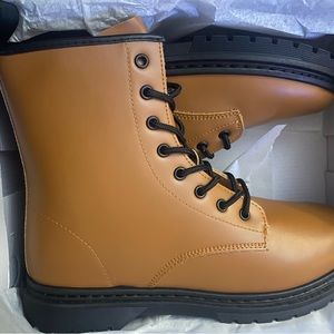 Womens size 10 combat style boots-NEW